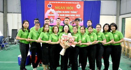 Dược Phẩm PQA hưởng ứng ngày hội Hiến Máu Nhân Đạo - Giọt hồng blouse trắng